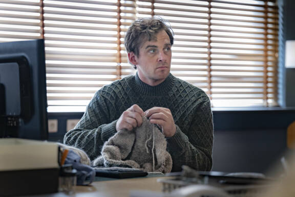 Hildurin työkaveri Jakob on kova neulomaan. Niin on myös näyttelijä Lauri Tilkanen.