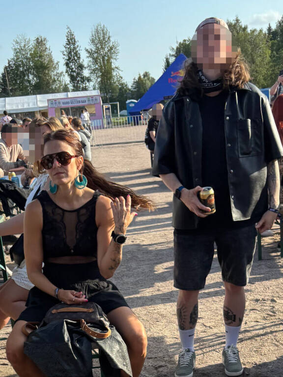 Anskun seuralaisella oli Vantaa Vibin' -festareilla lippis väärinpäin ja kädessä Auraa.