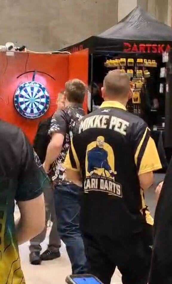 Mikalla oli seuran asu päällä ja takana luki 'MIKKE PEE' eli Mika Parikan nimikirjaimia mukaillen.