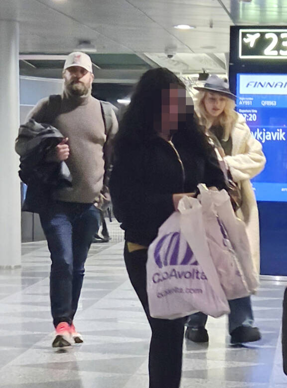 Joel Harkimo ja Kastanja Rauhala nousivat Rooman-koneesta rinta rinnan, minkä jälkeen pari otti toisiinsa etäisyyttä.