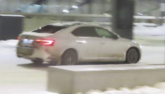 Joel poistui Helsinki-Vantaan lentoasemalta valkoisen auton kyydissä.