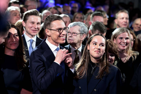 Göran seisoi poikansa rinnalla voitokkaana vaali-iltana 2024.
