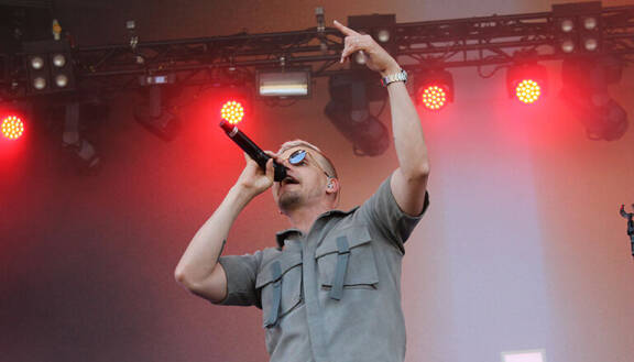 Elastinen on tehnyt myös menestyksekkään soolouran. Nyt mies toteaa, että 'normaali aikuisuus' on jäänyt puuttumaan Fintelligenssin menestyksen myötä.