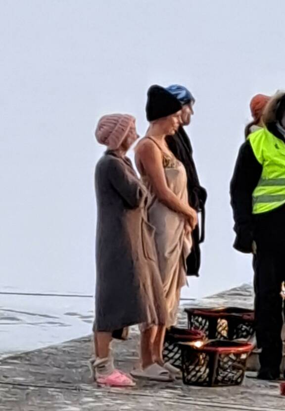 Kisayleisöstä kerrotaan Saanan herättäneen huomiota ulkonäöllään, sillä useimmista uimareista poiketen hänellä oli huulipunaa.