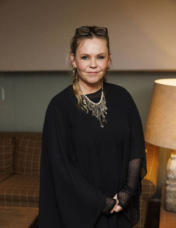 Hildur on ohjaaja Tinna Hrafnsdóttirin neljäs työ, joka nähdään Suomessa. – Odotan todella, miten suomalaiset ottavat Hildurin vastaan. Minulla oli suuri vastuu luoda Satu Rämön kirjojen poikkeuksellinen maailma. Olen kiitollinen, että sain tehdä sarjasta tarkalleen sellaisen kuin halusin.