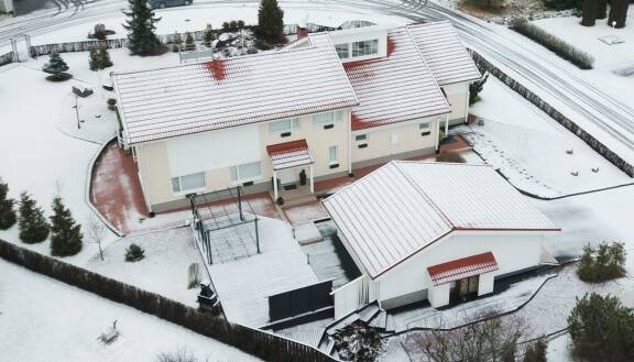 Piritta Hagmanin luksuslukaalissa riittää neliöitä. Nyt talon hinta on tippunut jo 163 000 eurolla siitä, mitä Piritta itse talostaan pulitti.