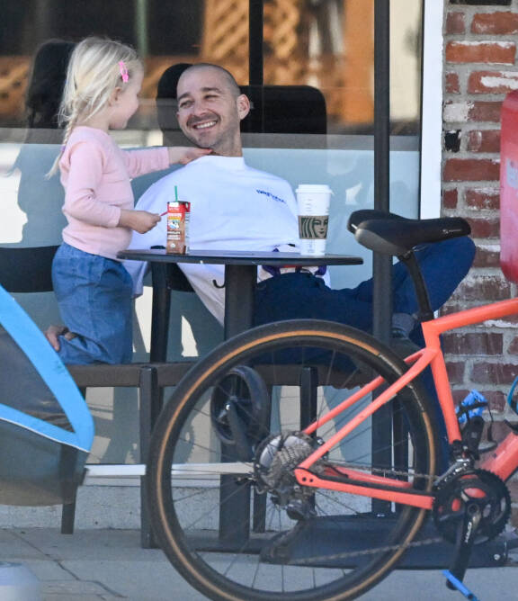 Shia ja Isabel viettivät laatuaikaa yhdessä Starbucksin terassilla.