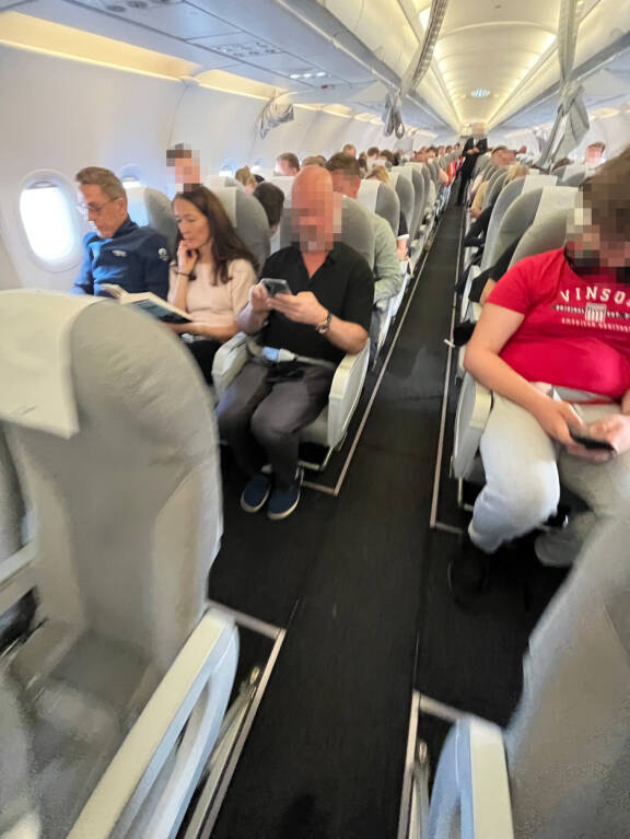 Alex ja Suzanne istuivat kuin ketkä tahansa Keijo ja Marjatta turistiluokassa.