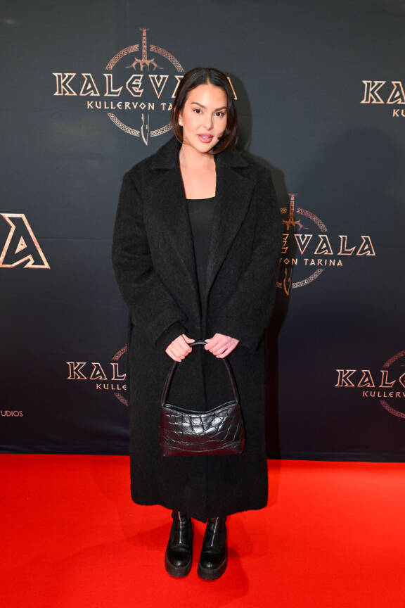 Sara Chafak edusti kokomustassa Kullervo-elokuvan kutsuvierasensi-illassa.