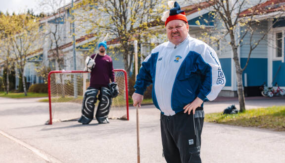 Mikko Töyssyn näyttelemä Mika on ollut Modernien miesten mukana neljännestä kaudesta lähtien. Hän muutti muiden päähenkilöiden naapuriin ja on entinen jääkiekkoilija.