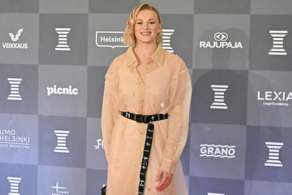 Wilma on ylpeästi salolaisen maalaistalon tyttö.