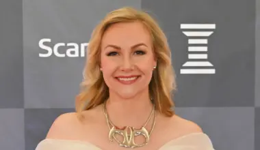 Sinkkuna viihtyvä Emma Kimiläinen käänsi katseita kireässä haalariasussa Urheilugaalassa.