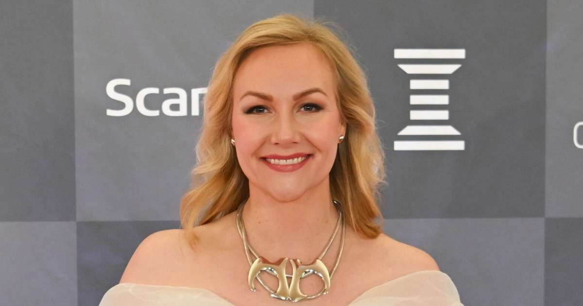 Sinkkuna viihtyvä Emma Kimiläinen käänsi katseita kireässä haalariasussa Urheilugaalassa.