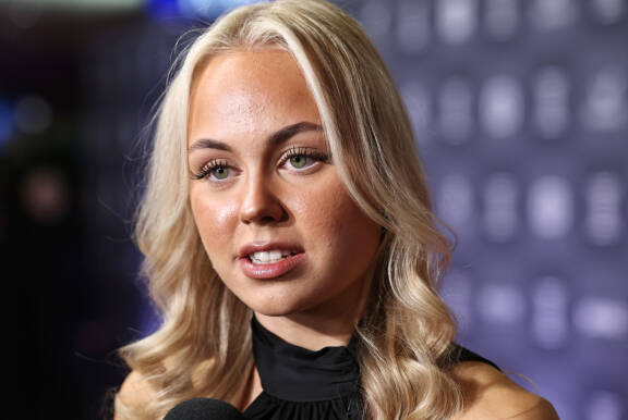 Ella Mikkola häikäisi kauneudellaan Urheilugaalassa.