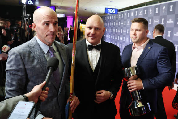 Gämblers eli Aleksi Valavuori, Kalle Palander ja Juha Perälä Seiskan revolverihaastattelussa.