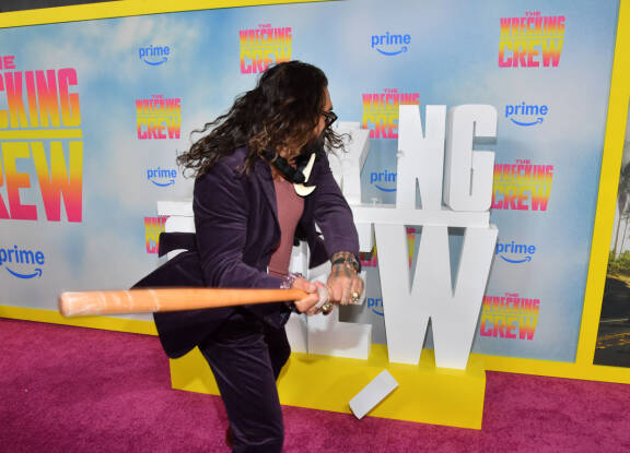 Mediane dustajat saivat olla tarkkana, etteivät menneet liian lähelle mailan kanssa heiluvaa Jasonia.