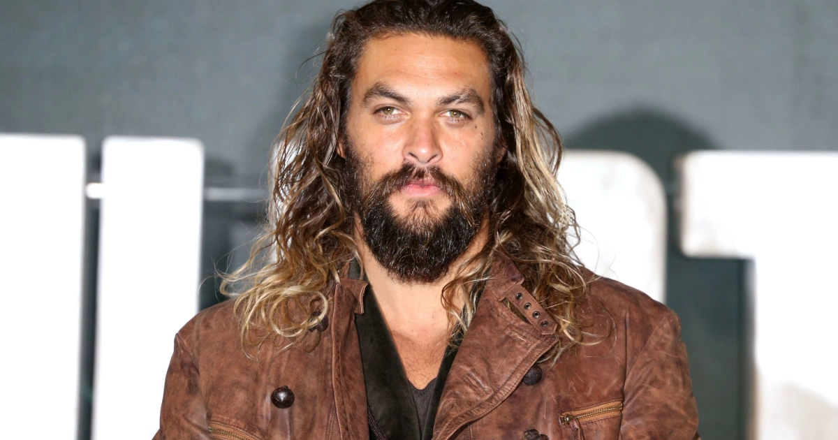 Näyttelijä Jason Momoa riehaantui pesäpallomailan kanssa - video!