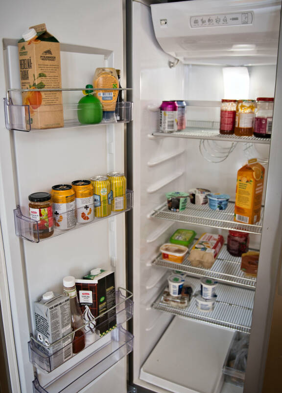 Pippa Laukka kauhistelee Jasmine Pajarin ja Hjallis Harkimon tyhjää jääkaappia.