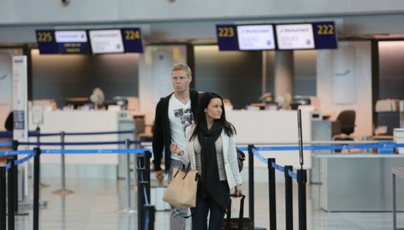 Vuonna 2014 avioituneiden Mikon ja Helenan unelmaliitto mureni lopulta alle kuudessa vuodessa. Kaksikolla on kolme yhteistä, kouluikäistä lasta. Mikko on ehtinyt eron jälkeen jo uusiin naimisiin somevaikuttaja Natalie Dillonin kanssa syksyllä 2024.