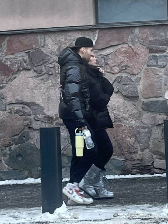 Ahti on ilmeisen hyvätapainen nuorukainen, sillä hän kantoi kummankin juomapullot.