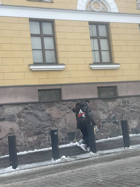 Ahti piti kätensä tiukasti Shirlyn olalla. Askelkin kulki söpösti samassa tahdissa.