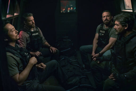 Steven Yeun (vas.), Matt Damon, Ben Affleck ja Kyle Chandler elokuvassa The Rip.