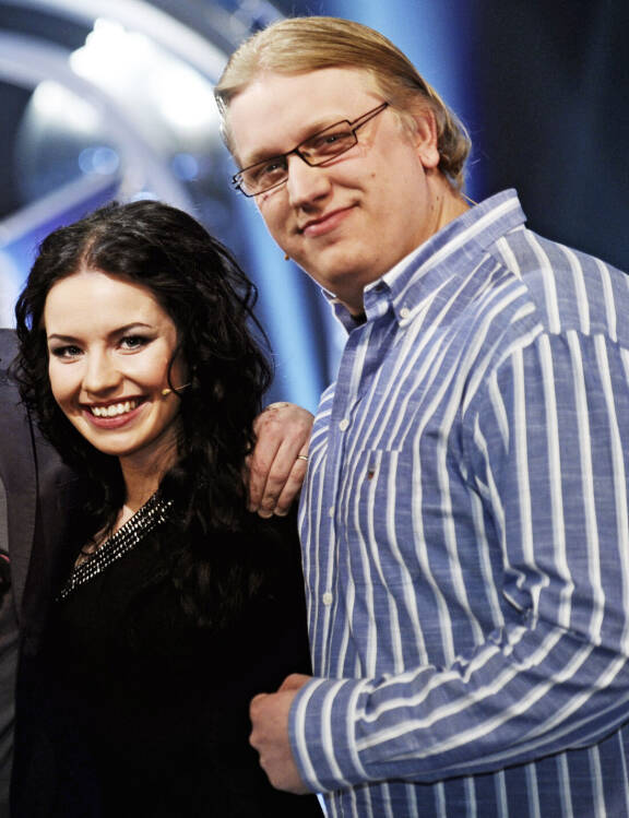 TV2:n jo kuopattu Tartu Mikkiin -formaatti oli 2011 voimissaan. Ohjelman läpi on kävellyt koko Suomen nuori viihdemusiikkisukupolvi 2006–2015. Läpimurtovuonnaan Ylen nyt jo jättäneillä Tampereen Toholopin-studioilla kävi myös Arttu Wiskari väläyttelemässä osaamistaan. Joukkueparina oli tuolloin esiintyjänä kokeneempi Anneli Mattila.