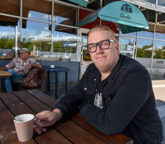 Kesällä 2016 Arttu sai istuskella rauhassa espoolaisravintolan terassilla kotiseuduillaan.
