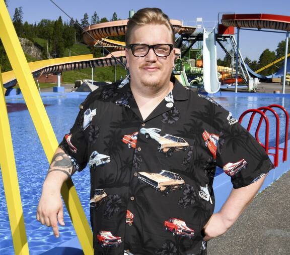 Kesä-Arttu on panostanut sopivaan paitaan, ja hiukset on kammattu poikkeuksellisesti pörhölleen. Tyyliin on tulossa lisää särmää, kun monen muun keski-ikäistyvän miehen tavoin käsivarteen on vuonna 2017 alkanut kasvaa isokokoista tatuointikuvaa.