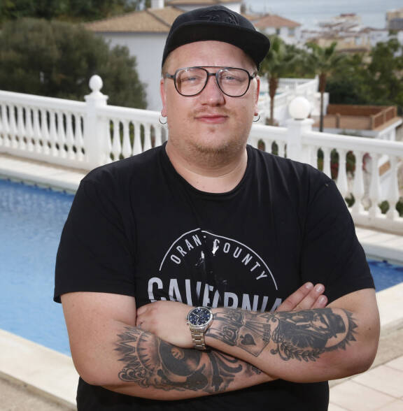 Vuonna 2019 Artun tatuoinnit ovat hiipineet vuoden 2017 kuvasta alemmas ja myös vasempaan käteen. Vasemmasta kädestä puheenollen, rannetta koristaa laatukelloksi laskettava mutta varsin tavanomainen Tissot-malli, jonka saa uutena materiaaleista riippuen reilusti alle tonnilla. Uudet lasit ovat ponnistusta 1980-luvun vaikutteista näyttävällä kaksoissillalla ja pienellä ylälinjan taivutuksella