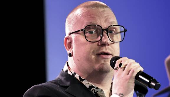 Loppuvuodesta 2024 Arttu päivitti sangat tavanomaiseen kadunmiehen tyyliinsä nähden suorastaan avantgardistisiksi – vaikkakin suuri neliömäinen ruutu tekee sekin kunniaa menneille vuosikymmenille, 1970-luvun niin sanotuille tv-ruutulaseille. Tuohon aikaan televisioruutu oli kuvasuhteiltaan lähes neliö nykyiseen verrattuna. Myös sormukset sekä korvisten vaihtamine paksuista renkaista nastoiksi ovat uutta tyyliä.