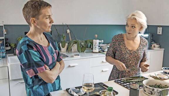 Yökylässä Maria Veitola - Anna PuuKausi 4, 9/10. Suomen menestyneimpiin muusikoihin kuuluva Anna Puu kutsuu Marian yökyläilemään Helsinkiin. Yhdessä puhutaan eroamisesta, lapsista ja menestyksestä, sekä haravoidaan lehtiä talven alta.
