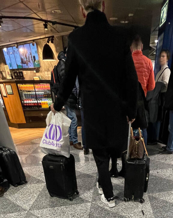 Sukarit jonottivat koneeseen kevyiden käsimatkatavaroiden kanssa.