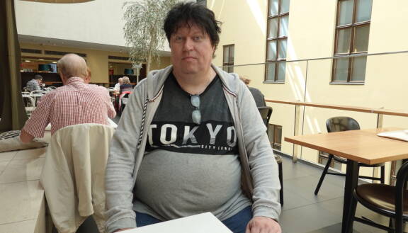 Timo Tolkki on elänyt värikkään elämän, jonka aikana hän on asunut muun muassa Meksikossa. Tällä hetkellä hän majailee Itä-Helsingissä sijaitsevassa lähiössä.