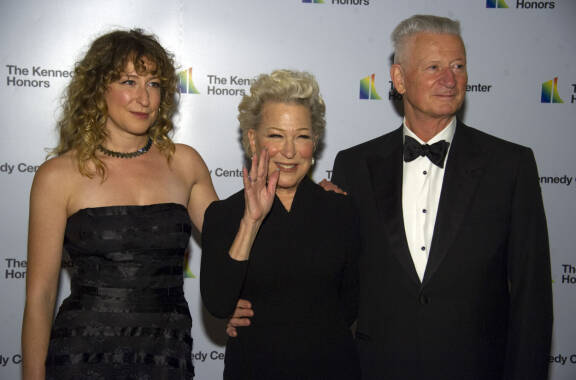 Bette Midlerille myönnettiin Kennedy Center Honors -taidepalkinto vuonna 2021. Hän vastaanotti kunnianosoituksen perheensä, Martin-puolison ja Sophie-tyttärensä kanssa.