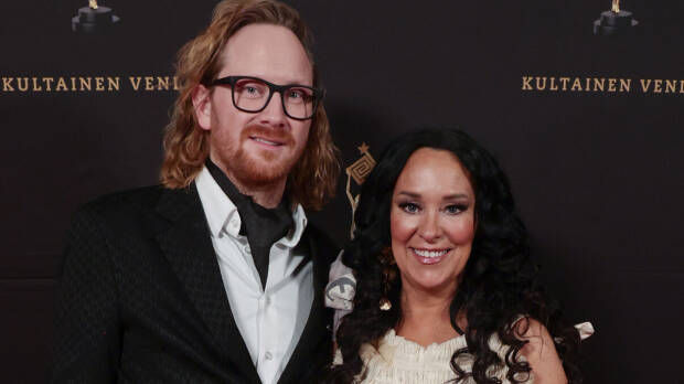 (230126) -- Helsinki, January 23, 2026 – Ellen Jokikunnas and Jari Rask poses for the camera during Kultainen Venla 2025 - gala in Helsinki, Finland, 23. January 2026. (Matti Matikainen/Aller Media)