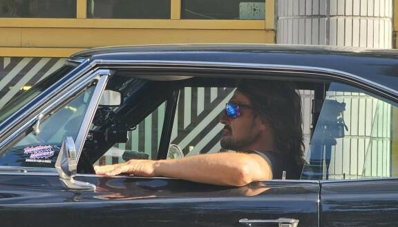 Teemu on herättänyt autoilullaan huomiota Suomessakin. Kuva Porvoosta vuodelta 2023.