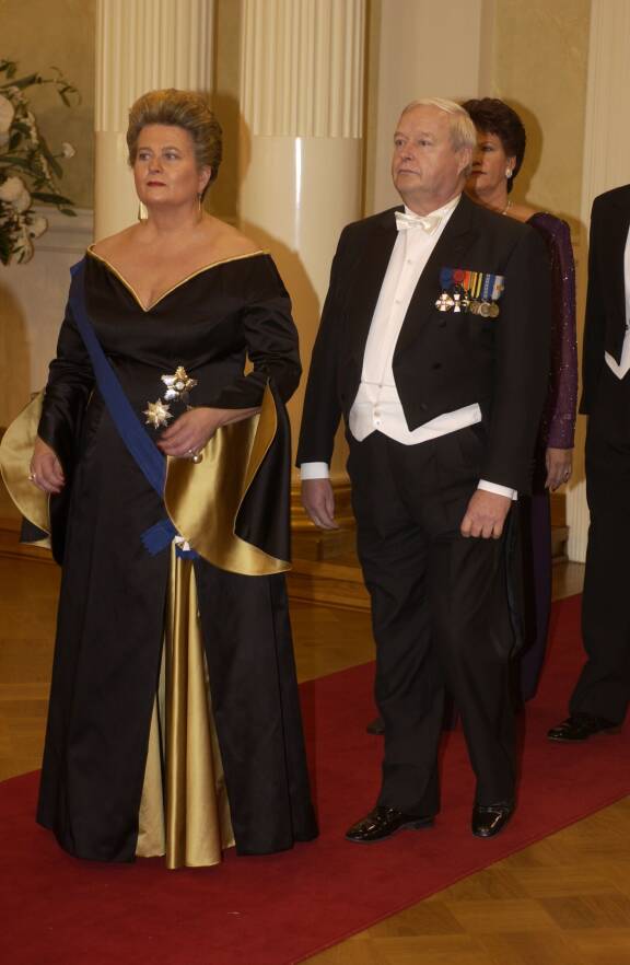 Neljällä vuosikymmenellä poliittista uraa painanut Riitta oli ensimmäinen nainen Suomessa, joka sai valtioneuvoksen arvon. Kuvassa Riitta ja hänen nyt jo edesmennyt aviomiehensä Topi Uosukainen Presidentinlinnassa Itsenäisyyspäivän juhlavastaanotolla vuonna 2002.
