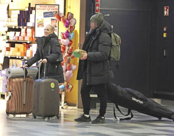 Iltalennon jälkeen kaksikko kurvasi lentoaseman pikaruokaravintolaan hakemaan purtavaa.