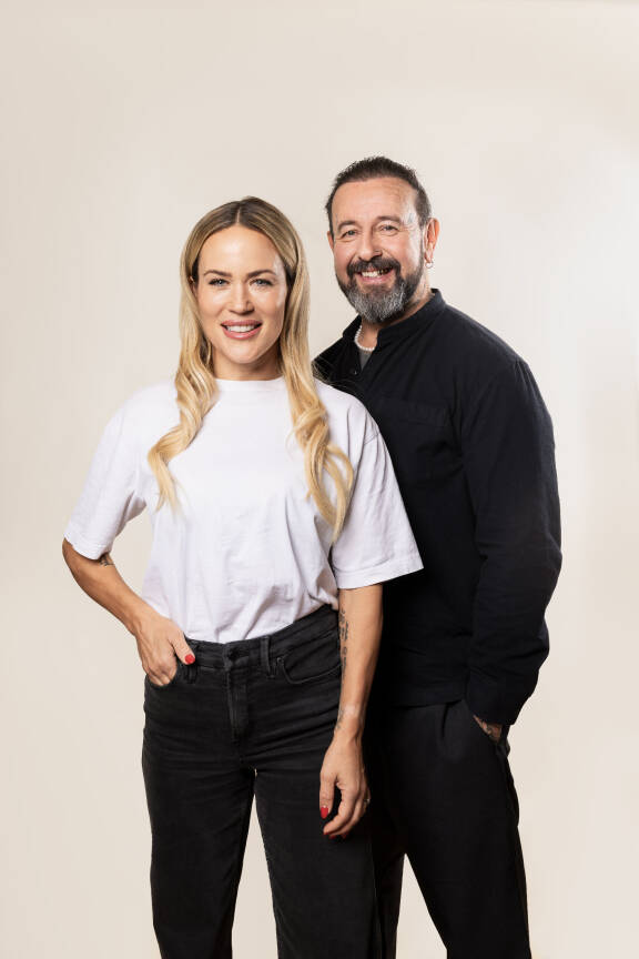 Eskon ja Martina podcast-juontoparina 2024.