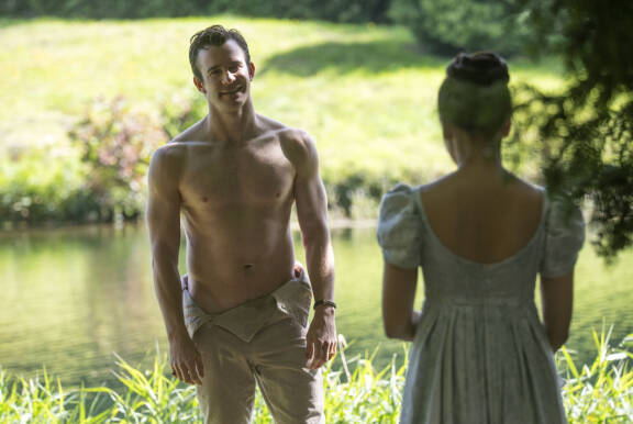 Benedict Bridgerton (Luke Thompson) päätyy jaksoissa useaan otteeseen hyvin vähäpukeiseen tilaan. Sophie Baek (Yerin Ha) nauttii näkemästään.