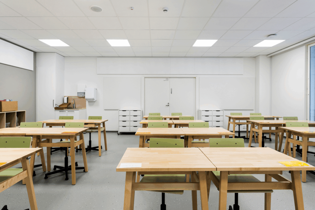 Pulpetteja ja tuoleja luokkahuoneessa.