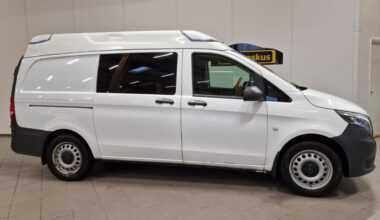 turvallista uutta vuotta entisellä Mercedes-Benz Vito -poliisimaijalla