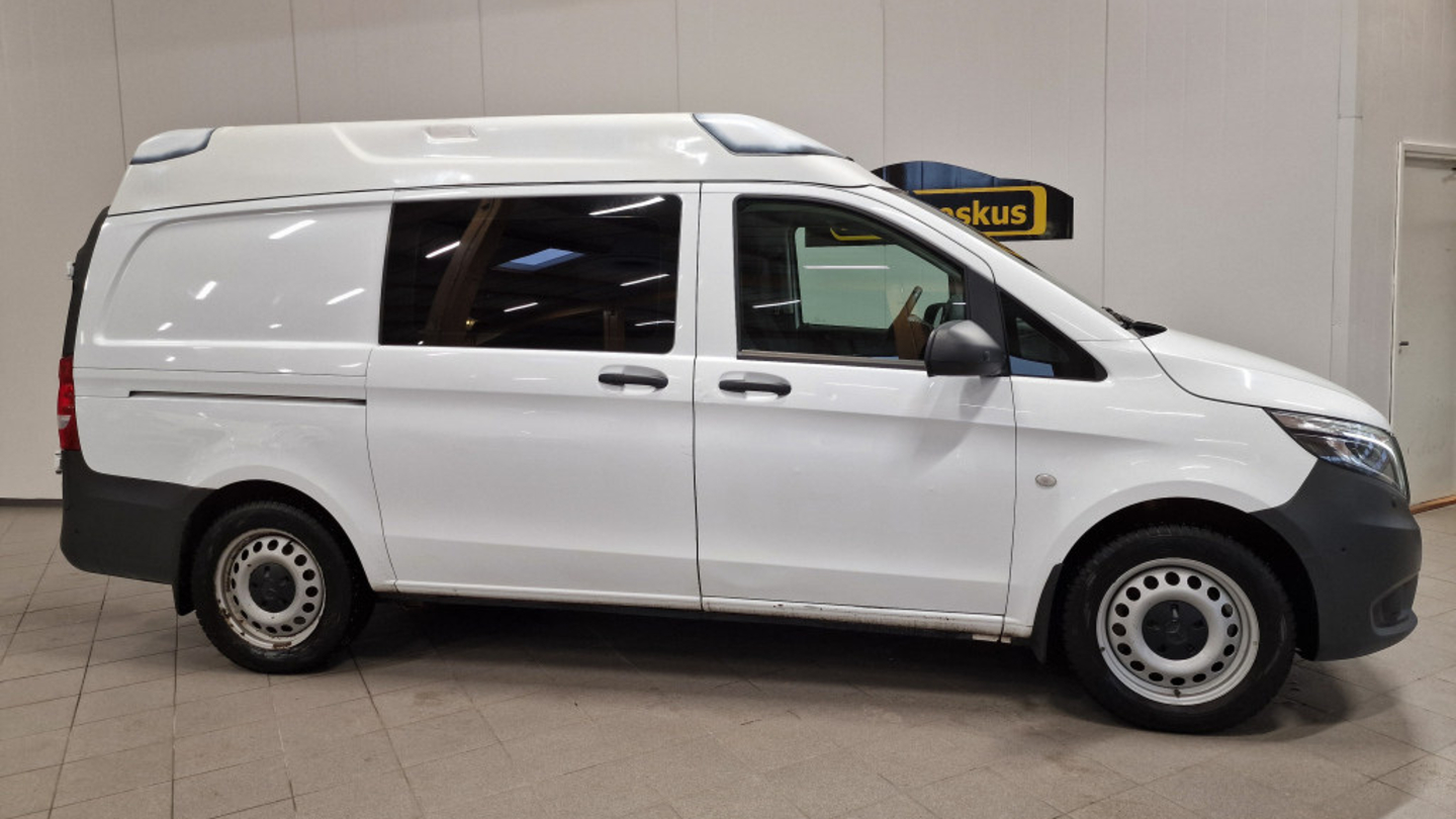 turvallista uutta vuotta entisellä Mercedes-Benz Vito -poliisimaijalla