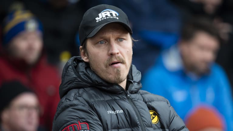 Toni Kohonen katsoo mietteliäänä eteensä.