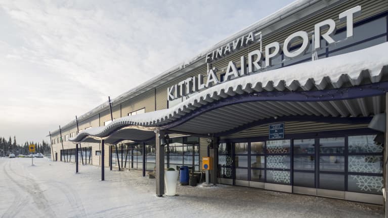Kittilän lentokentän sisäänkäynti. 