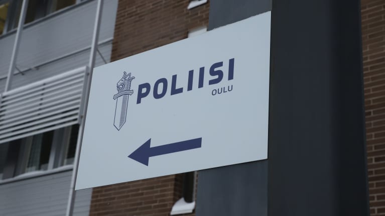 Kyltti, jossa lukee "poliisi" ja nuoli vasemmalle. 