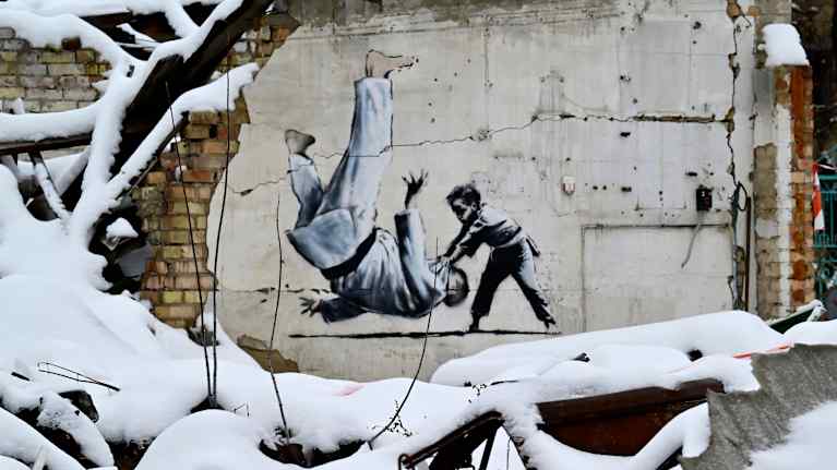 Seinämaalaus judo-ottelusta, jossa lapsi päihittää Venäjän presidenttiä Vladimir Putinia muistuttavan miehen.