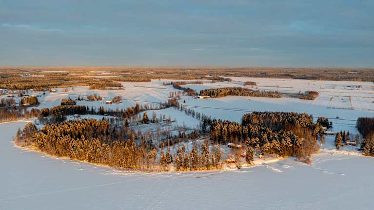 Lappajärven ympäristöä ilmasta kuvattuna. Lunta maassa.