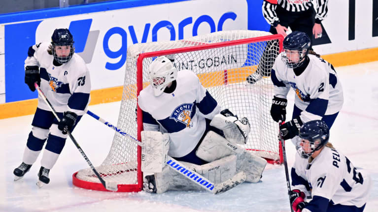 Tyttöleijonat kuvassa.